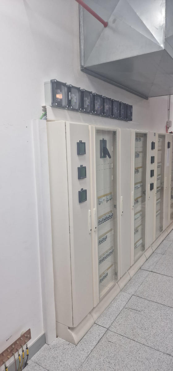 Bateria de quadros elétricos instalada em corredor técnico